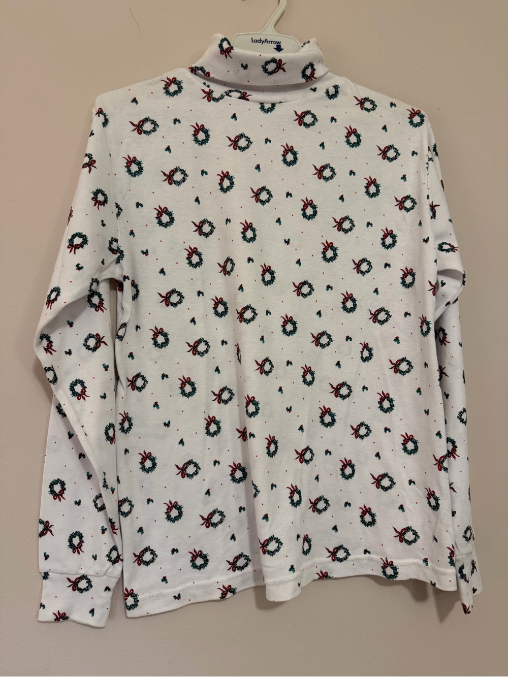 Vintage Women’s White Holiday Wreath Long-Sleeve Top